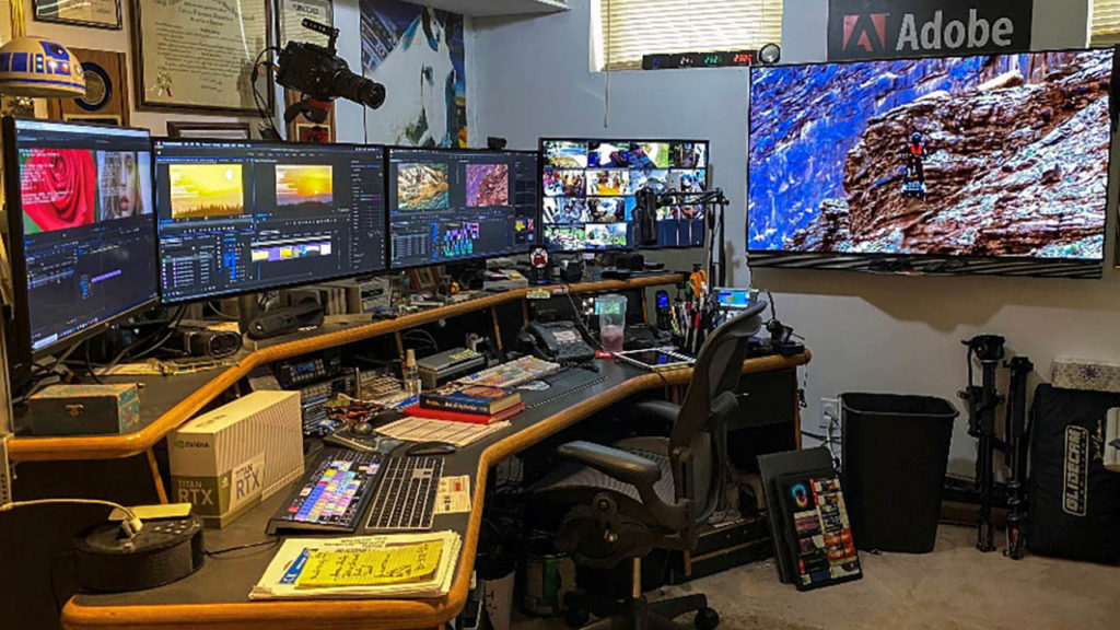 تصویر رابط کاربری After Effects با Timeline و پنجره Preview کنار کامپیوتر با مشخصات سختافزاری توصیهشده برای تجربه پیشنمایش روان