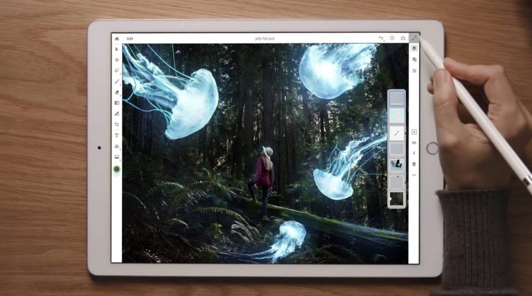 شرکت Adobe، نرم افزار Photoshop را برای کاربران iPad 2.7 منتشر کرد. این نسخه، جدیدترین نرم‌افزار ویرایش تصویر و تقاشی دیجیتال بوده که برای استفاده در گوشی‌های موبایل و آیپد ارائه شده است.