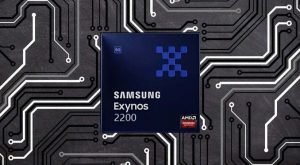 در نهایت پس از مدت ها اخبار غیر رسمی، حواشی و ... شرکت سامسونگ به طور رسمی اقدام به معرفی پردازنده جدید خود با نام Exynos 2200 را رونمایی کرد. پردازنده گیمینگ Exynos 2200 با همکاری AMD می تواند دنیای گیمرها را تغییر دهد؟ شرکت سامسونگ پس از مدت ها انتظار از سال گذشته تا به امروز، در نهایت به طور رسمی پردازنده Exynos 2200 را برای گوشی های موبایل معرفی کرد. گوشی های گیمینگ هدف اصلی تراشه Exynos 2200 هستند. Exynos 2200 بر اساس پیشرفته‌ترین فرآیند 4 نانومتری EUV(لیتوگرافی فرابنفش شدید) تولید شده است. پردازنده جدید اگزینوس 2200 با واحد پردازش گرافیکی سامسونگ Xclipse مبتنی بر معماری AMD RDNA 2 همراه است. معماری گرافیکی که در کنسول های بازی نسل نهم و کارت های گرافیک AMD Radeon RX 6000 نیز مورد استفاده قرار گرفته است. به گفته سامسونگ، اگزینوس 2200 برای اولین بار در جهان فناوری Ray Tracing یا همان رهگیری پرتوهای نور را به دنیای گوشی های موبایل آورده و گیمرهایی که از گوشی های موبایل رده بالا برای بازی استفاده می کنند نیز می توانند از این تکنیک بهره مند شوند. اگزینوس 2200 از فناوری سایه‌زنی با نرخ متغیر (VRS) بهره برده و Exynos 2200 یکی از اولین ها در بازار است که از جدیدترین هسته های پردازنده Arm v9 استفاده می کند. شایان ذکر است که این تراشه به شبکه 5G نیز مجهز است. Exynos 2200 در بخش CPU دارای هشت هسته شامل یک هسته قدرتمند Arm Cortex -X2، سه هسته بزرگ Cortex-A710 و چهار هسته Cortex-A510 کم مصرف است. Exynos 2200 از اکوسیستم جدید هوش مصنوعی Artificial Intelligence (AI) و با یک NPU ارتقاء یافته همراه شده است که به طور خاص برای اجرای بهتر بازی های سنگین بهینه سازی شده است. جالب است بدانید که عملکرد NPU در مقایسه با نسل قبلی خود دو برابر شده است و امکان محاسبات بیشتر به صورت موازی و بهبود عملکرد هوش مصنوعی را فراهم می کند. Exynos 2200 از سنسورهای دوربین موبایل با حداکثر وضوح 200 مگاپیکسل پشتیبانی کرده و می تواند در بخش تصویربرداری با وضوح های 4K و 8K تا حداکثر 60 فریم در ثانیه را پوشش دهد. ویدیوهای 4K با حداکثر 240 فریم در ثانیه که عددی حیرت انگیز بوده و 8K با 60 فریم در ثانیه! Exynos 2200 می تواند نرخ بروزرسانی حداکثر 144 هرتز را برای گیمرها به ارمغان بیاورد. این محصول به زودی در گوشی های موبایل پرچمدار سامسونگ و دیگر گوشی های گیمینگ نصب خواهد شد. Exynos 2200 به رقابت با اسنپدراگون ها خواهد پرداخت.