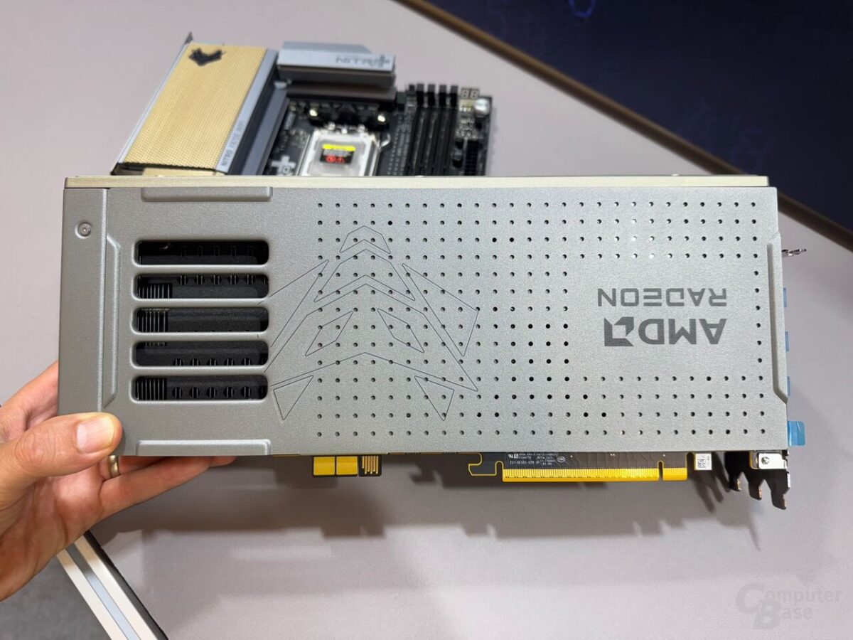 کارت گرافیک Sapphire RX 9070 XT NITRO+ و مادربرد X870E با فناوری Phantomlink