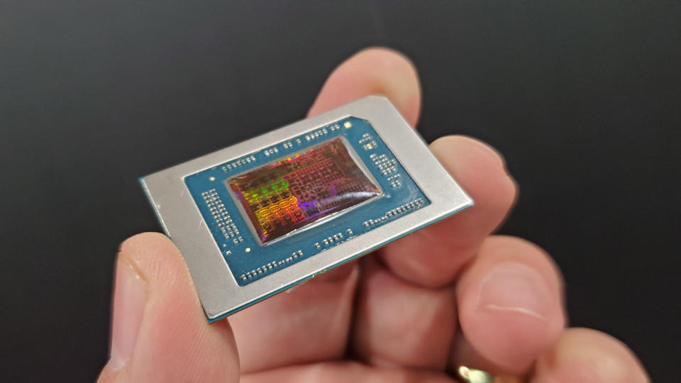 AMD Ryzen AI Max Pro 385 پردازنده میانرده، اقتصادی و مناسب برای هوش مصنوعی و بازی