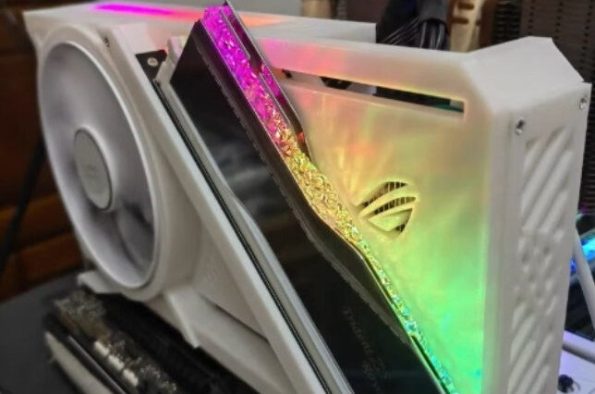 ارت گرافیک ASUS RTX 4090 STRIX در طراحی ROG Astral A-Edition با اسلات رم نمادین