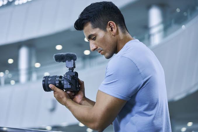 بهترین تنظیمات فیلم‌برداری دوربین Sony Alpha 7 برای خروجی سینمایی