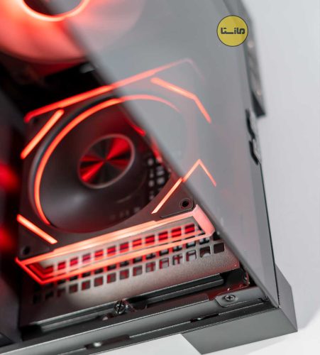 قطعه سخت‌افزاری مدل و مشخصات فنی دقیق پردازنده مرکزی (CPU) Intel Core Ultra 7 265K (20 Cores / 20 Threads) فرکانس پردازنده Base: 3.9 GHz / Max Turbo: 5.5 GHz حافظه رم (RAM) 96GB DDR5 High-Speed Dual-Channel (تغییر از DDR4 به دلیل سازگاری بومی پلتفرم LGA 1851) کارت گرافیک (GPU) NVIDIA GeForce RTX 5070 Ti 16GB GDDR7 ذخیره‌ساز سیستم‌عامل و کش 1x Samsung 9100 Pro 1TB PCIe Gen 5.0 NVMe M.2 (تا ۱۴,۸۰۰ مگابایت بر ثانیه خواندن)[1] ذخیره‌ساز فوتیج و خروجی 2x Samsung 990 Pro 1TB PCIe Gen 4.0 NVMe M.2 (تا ۷,۴۵۰ مگابایت بر ثانیه خواندن) پلتفرم مانیتورینگ و تست اسمبل اختصاصی و کالیبراسیون سخت‌افزاری مازستا
