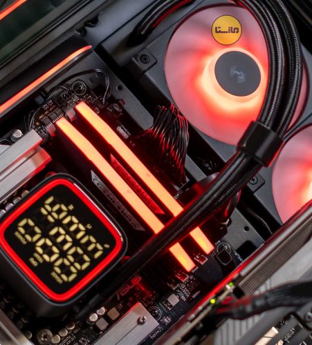 قطعه سخت‌افزاری مدل و مشخصات فنی دقیق پردازنده مرکزی (CPU) Intel Core Ultra 7 265K (20 Cores / 20 Threads) فرکانس پردازنده Base: 3.9 GHz / Max Turbo: 5.5 GHz حافظه رم (RAM) 96GB DDR5 High-Speed Dual-Channel (تغییر از DDR4 به دلیل سازگاری بومی پلتفرم LGA 1851) کارت گرافیک (GPU) NVIDIA GeForce RTX 5070 Ti 16GB GDDR7 ذخیره‌ساز سیستم‌عامل و کش 1x Samsung 9100 Pro 1TB PCIe Gen 5.0 NVMe M.2 (تا ۱۴,۸۰۰ مگابایت بر ثانیه خواندن)[1] ذخیره‌ساز فوتیج و خروجی 2x Samsung 990 Pro 1TB PCIe Gen 4.0 NVMe M.2 (تا ۷,۴۵۰ مگابایت بر ثانیه خواندن) پلتفرم مانیتورینگ و تست اسمبل اختصاصی و کالیبراسیون سخت‌افزاری مازستا