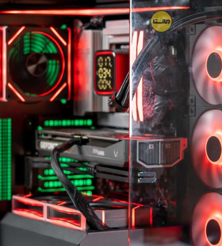 قطعه سخت‌افزاری مدل و مشخصات فنی دقیق پردازنده مرکزی (CPU) Intel Core Ultra 7 265K (20 Cores / 20 Threads) فرکانس پردازنده Base: 3.9 GHz / Max Turbo: 5.5 GHz حافظه رم (RAM) 96GB DDR5 High-Speed Dual-Channel (تغییر از DDR4 به دلیل سازگاری بومی پلتفرم LGA 1851) کارت گرافیک (GPU) NVIDIA GeForce RTX 5070 Ti 16GB GDDR7 ذخیره‌ساز سیستم‌عامل و کش 1x Samsung 9100 Pro 1TB PCIe Gen 5.0 NVMe M.2 (تا ۱۴,۸۰۰ مگابایت بر ثانیه خواندن)[1] ذخیره‌ساز فوتیج و خروجی 2x Samsung 990 Pro 1TB PCIe Gen 4.0 NVMe M.2 (تا ۷,۴۵۰ مگابایت بر ثانیه خواندن) پلتفرم مانیتورینگ و تست اسمبل اختصاصی و کالیبراسیون سخت‌افزاری مازستا